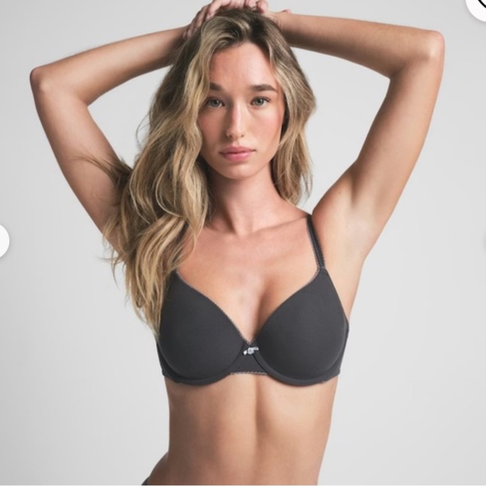 NWT SKIMS fits everybody t shirt bra